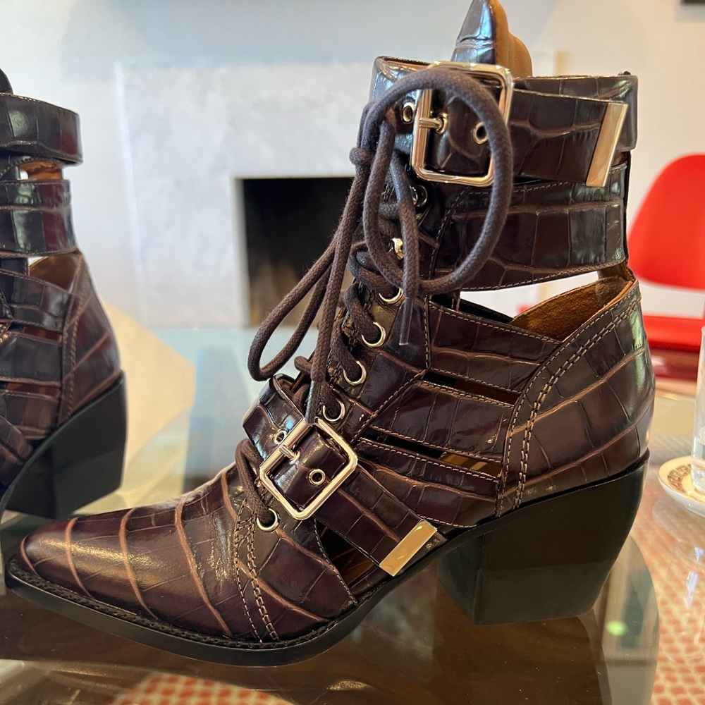 CHLOE SERINA LEATHER ANKLE BOOTS (COLOR: COCCO SIENA & PEARLY BLACK); SIZE 39